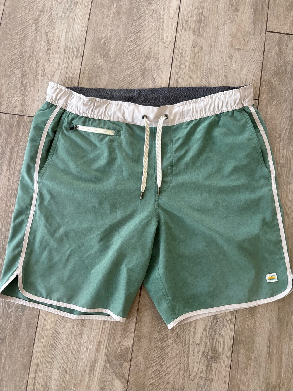 Vuori Men's Board shorts swim trunks with White Trim Sz XL